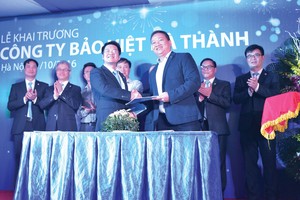 Ông Nguyễn Việt Anh, Phó giám đốc phụ trách Công ty Bảo Việt Hà Thành ký hợp đồng bảo hiểm với ông 
Lê Mạnh Thắng,  Tổng giám đốc Tổng CTCP Dịch vụ SUDICO 