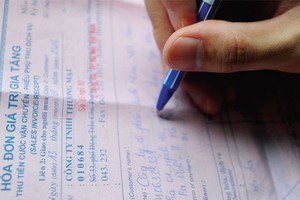 Sự việc được các cổ đông của Comael phát giác khi Cục Thuế Hà Nội có thông báo yêu cầu Công ty loại bỏ một số lượng lớn hóa đơn giá trị gia tăng