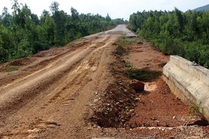 Dự án Quốc lộ 12A, đoạn tránh Nhà máy Xi măng Sông Gianh (Quảng Bình) sau 6 năm thi công vẫn chưa hoàn thành