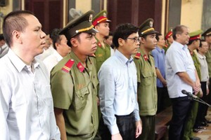 Bị cáo Phạm Công Danh và các đồng phạm trong vụ đại án Ngân hàng Xây dựng tại tòa.