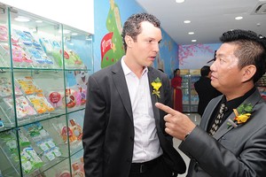 Ông Trần Quốc Nguyên, Tổng giám đốc CTCP Thực phẩm đông lạnh KIDO đang giới thiệu sản phẩm với đối tác