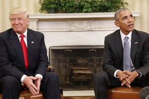 Ông Donald Trump (trái) và Tổng thống Mỹ Barack Obama tại cuộc gặp ở Nhà Trắng hôm 10/11. Ảnh: AP
