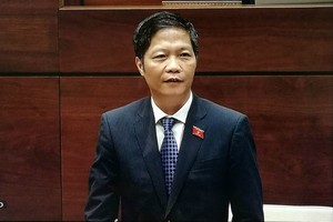 Bộ trưởng Bộ Công thương Trần Tuấn Anh trả lời chất vấn sáng 15/11.