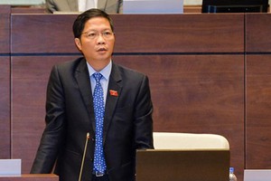 Bộ trưởng Bộ Công thương Trần Tuấn Anh trả lời chất vấn sáng 15/11.
