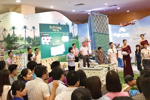 Sự xuất hiện của gian hàng trưng bày 12 dự án bất động sản đã mang lại một sắc màu mới cho Vietbuild Hà Nội 2016 lần 3 và thu hút rất đông khách đến tham quan, tìm hiểu thông tin sản phẩm