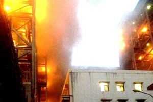 Vụ cháy đã thiêu rụi một nhà xưởng. Ảnh báo Quảng Ninh