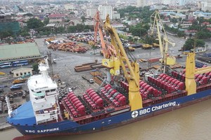 Xe đầu kéo do TCH nhập về cảng Hải Phòng