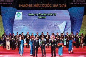 Phó Thủ tướng Chính phủ Trương Hòa Bình và Bộ trưởng Bộ Công thương Trần Tuấn Anh trao Giấy chứng nhận cho Tập đoàn Sơn Hà)