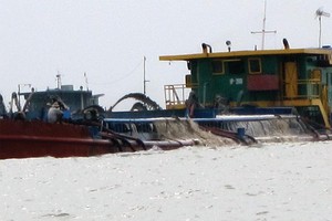 Nạo vét luồng đường thủy ở Bắc Ninh, Bắc Giang, Hà Nội: Nhà thầu… thành “cát tặc”