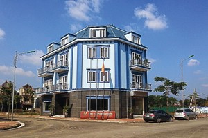 Dự án Trung tâm thương mại và Nhà ở thị trấn Lương Sơn do Công ty CP Đông Dương làm chủ đầu tư bị Thanh tra Chính phủ xác định tiền trả lãi vay, thuế VAT không đúng, gây thất thoát.