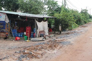 Đường vào Khu đô thị quốc tế Đại học Quốc tế Việt Nam của Berjaya bị xuống cấp nghiêm trọng do dự án bị treo. Ảnh: Việt Dũng