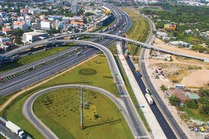 Nếu như trước đây, yếu tố gần trung tâm là lựa chọn hàng đầu của đại đa số người có nhu cầu về nhà ở do thuận tiện việc đi lại, thì hiện nay, xu hướng về lựa chọn nhà ở đã có sự thay đổi lớn khi nhiều người “bỏ phố” về ngoại ô. ảnh: Lê Toàn

