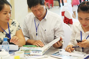 Khách hàng tiếp nhận thông tin sản phẩm hầu hết qua môi giới. Ảnh: Dũng Minh