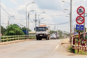 Dù là tuyến đường huyết mạch dẫn vào khu công nghiệp, nhưng một số cầu có tải trọng rất thấp, ngăn xe cỡ lớn lưu thông