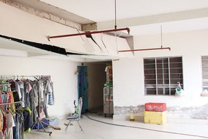 Chất lượng công trình kém, thiếu thốn dịch vụ, tiện ích chính là lý do khiến nhà tái định cư bị người dân ngó lơ. Ảnh: Việt Dũng