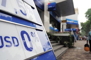 Giá USD tăng, trong khi trần lãi suất tiền gửi USD là 0%/năm, có thể ảnh hưởng đến hoạt động thu hút ngoại tệ của các ngân hàng