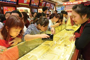 Để tránh vàng lậu, giới đầu cơ thao túng khiến thị trường vàng biến động, cần tính đến việc huy động vàng trong dân, hay sớm triển khai sàn giao dịch vàng