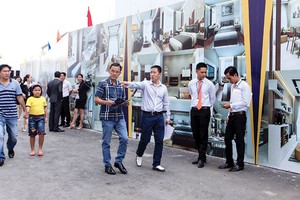 Năm qua, dân môi giới phân khúc nào cũng có thể kiếm ăn. Ảnh: Lê Toàn