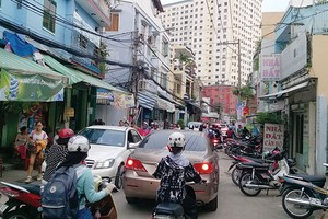 Đường dẫn vào chung cư nhỏ nên thường xuyên xảy ra tình trạng kẹt xe. Ảnh: Việt Dũng
