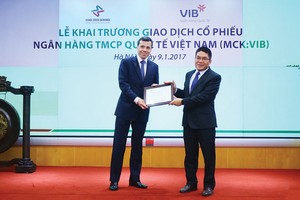 Đại diện VIB (bên trái) nhận quyết định đăng ký giao dịch cổ phiếu trên UPCoM 