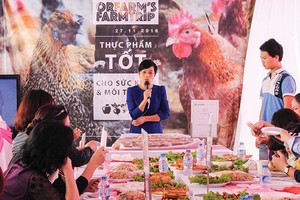 Bà Bùi Bích Liên giải đáp thắc mắc của khách hàng thân thiết tại trang trại Thủy Thiên Nhu (Hòa Bình)