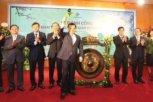 Bộ trưởng Bộ Tài chính Đinh Tiến Dũng đánh cồng khai trương phiên giao dịch đầu Xuân 2017