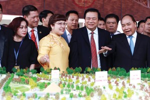 Thủ tướng Nguyễn Xuân Phúc thăm quan Dự án Làng Sen Việt Nam - dự án tiên phong áp dụng tiêu chuẩn xanh quốc tế của Công ty Phúc Khang