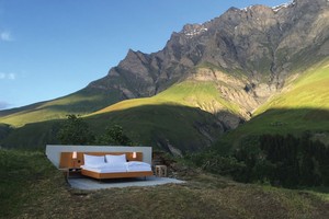 Khách sạn không có tường, mái nhà hoặc phòng tắm. Tại đây chỉ có duy nhất một chiếc giường đôi, kệ đầu giường và đèn ngủ