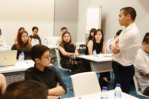 CEO Nguyễn Minh Quý trao đổi  với khách hàng tại sự kiện do NOVAON và Google tổ chức tại trụ sở văn phòng Google châu Á - Thái Bình Dương tại Singapore