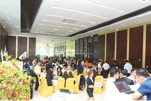 Giao dịch đất nền khu Đông TP.HCM diễn ra sôi động trước Tết Nguyên đán 2017. Ảnh: Gia Huy