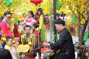 Phố ông đồ Sài Gòn đông khách ngày giáp Tết
