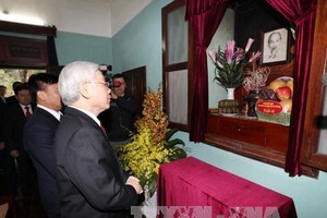 Tổng bí thư Nguyễn Phú Trọng tưởng niệm Bác Hồ tại Nhà 67 trong Khu di tích Chủ tịch Hồ Chí Minh. 