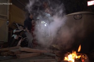 Người Hà Nội thức trắng đêm nấu bánh chưng