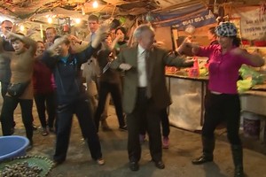 Đại sứ châu Âu nhảy múa cùng người bán hàng trong phiên chợ Tết