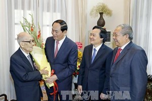 Chủ tịch nước Trần Đại Quang chúc Tết Giáo sư Vũ Khiêu và gia đình. Ảnh: TTXVN