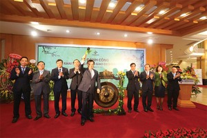 Khai trương sàn chứng khoán đầu năm 2017, Bộ trưởng Đinh Tiến Dũng 
chỉ đạo phải hoàn thiện thể chế, chính sách, thúc TTCK phát triển xứng tầm