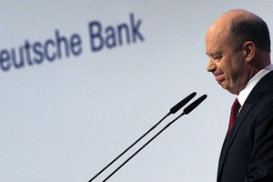 CEO Deutsche Bank nói lời xin lỗi trên khắp mặt báo Đức