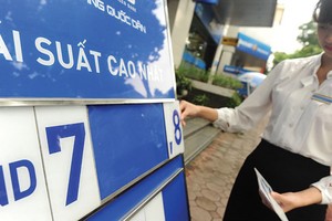 Thách thức mục tiêu hạ lãi suất