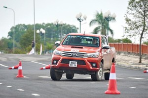 Toyota Hilux 2017 bắt mắt trên đường đô thị.