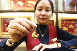 Giá vàng hiện đang ở mức rất cao là một trong những nguyên nhân khiến người dân không quá mặn mà