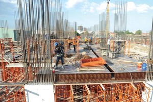 Dự án Himlam Phú An xây xong móng mới mở bán. Ảnh: G.H