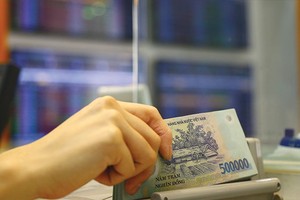 Tiền “nguội”, tiền “nóng” chờ “sóng” mùa đại hội