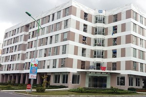 Không chỉ xuất hiện nhiều vất nứt, tòa D10 còn hay bị kẹt thang máy?