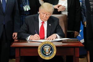 Tổng thống Donald Trump đã ký sắc lệnh cấm nhập cảnh trong 90 ngày đối với công dân tới từ 7 quốc gia Hồi giáo