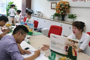 Giao dịch tại Ngân hàng VPBank. Ảnh: Đ.T