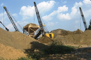 Từng đụn cát cao như núi bên bờ sông Đồng Nai