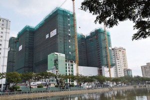 Cất nóc Tháp B Khu phức hợp The GoldView