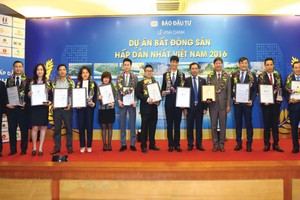 Ban Biên tập Báo Đầu tư cùng lãnh đạo Hiệp hội Bất động sản Việt Nam vinh danh các dự án bất động sản được độc giả của Báo bình chọn tốt nhất