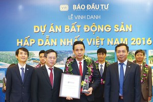 Ông Trịnh Hoài Đức, Giám đốc Phát triển kinh doanh Thảo Điền Investment nhận Cup vinh danh và bằng chứng nhận cho Dự án Masteri Thảo Điền