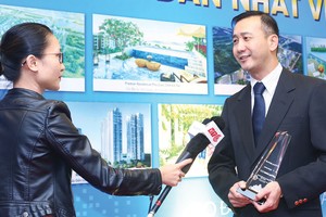 Ông Chow Chee Fan trao đổi với báo chí bên lề Lễ vinh danh